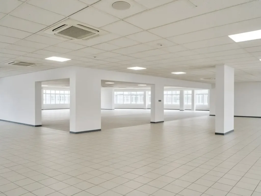 Reforma local comercial pladur con techo registrable y espacio diáfano terminado