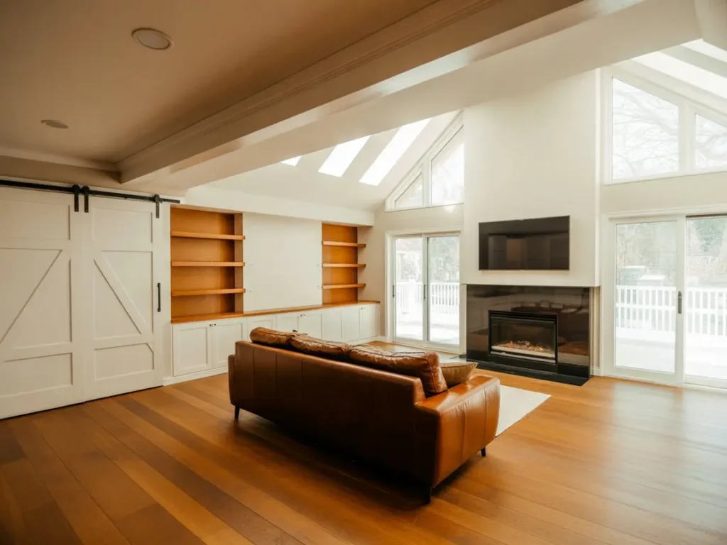 Estancias reformadas con pladur teniendo alturas diferentes y zonas bien definidas