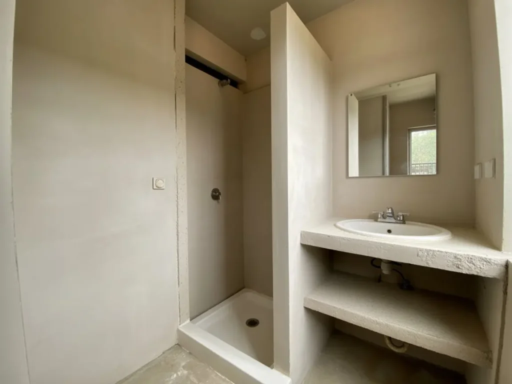 Reforma distribucion de baño con ducha y lavabo compacto para ganar espacio