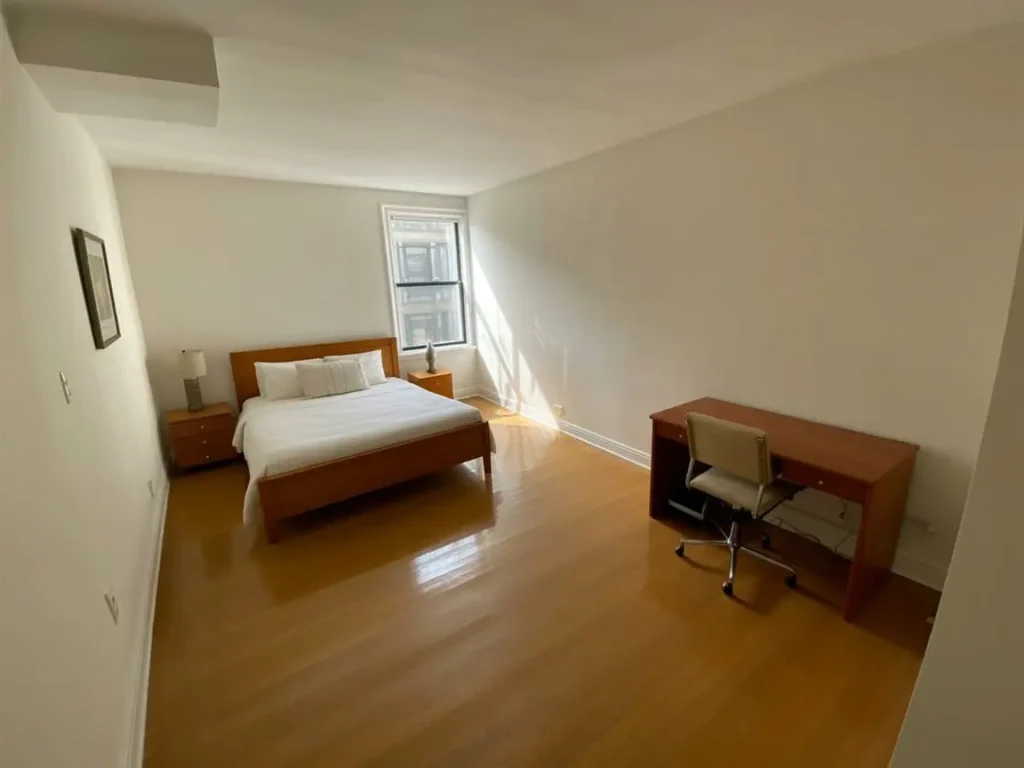 Dormitorio extra con tabique de pladur creado en vivienda reformada con luz natural