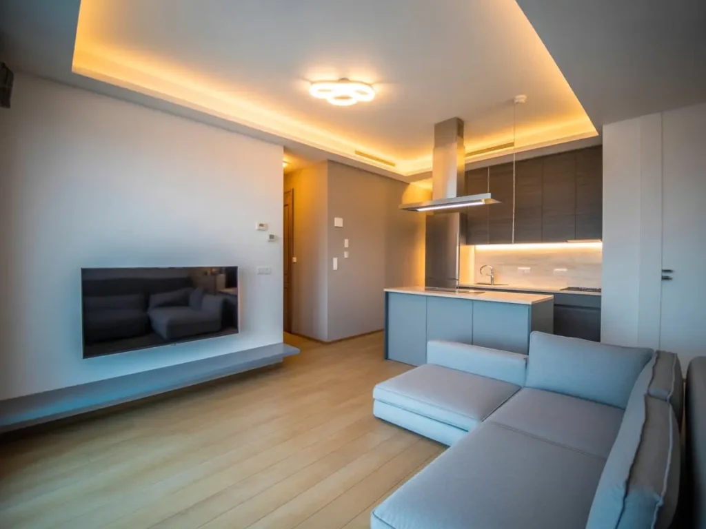 Iluminacion LED integrada en techo de pladur con foseado perimetral en salon moderno