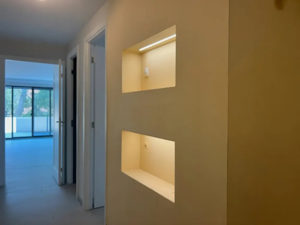 Nicho de pladur en esquina de pared con iluminacion led integrado en pasillo interior