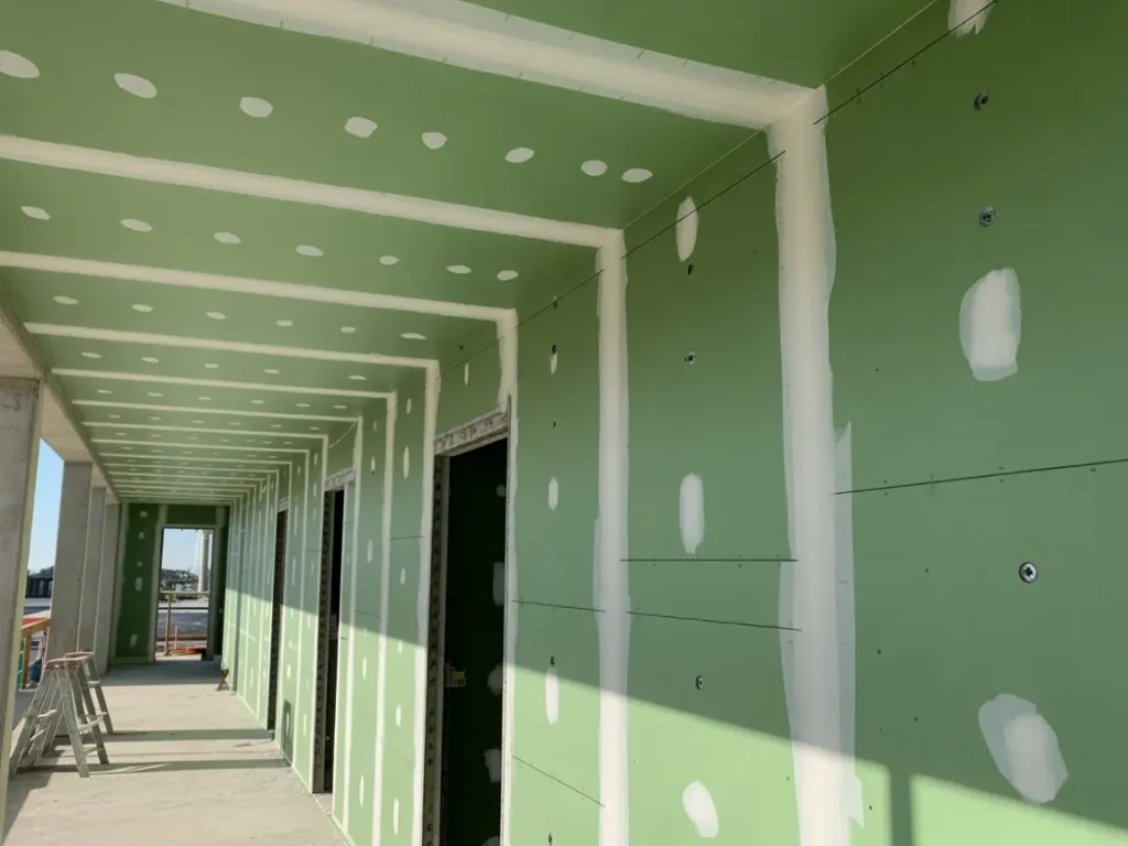 Techo continuo de pladur adaptado a estructura existente en pasillo exterior de obra en Toledo