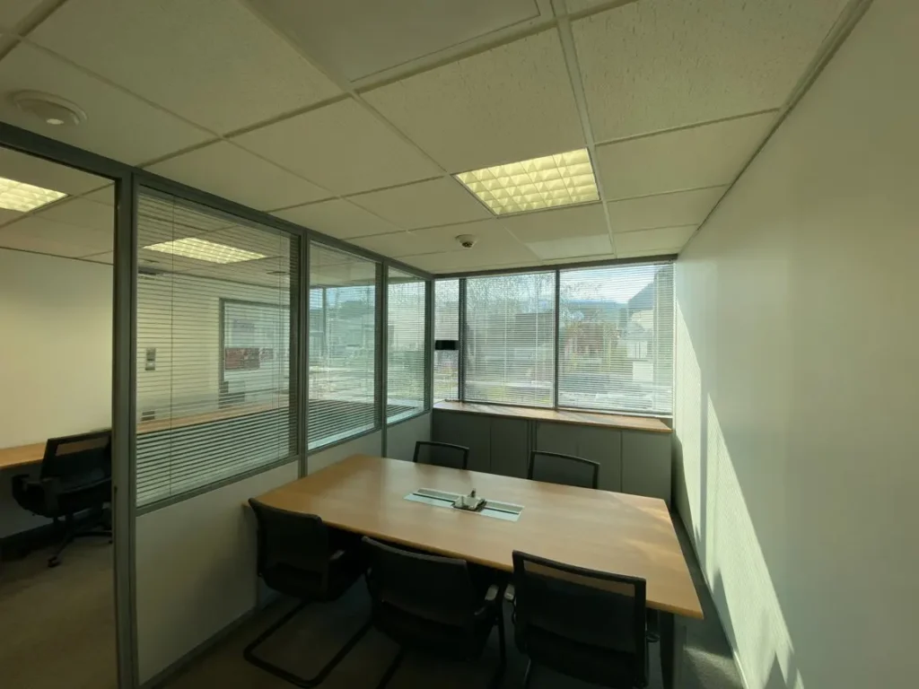 Techo registrable modular instalado en local comercial con luminaria empotrada y placas desmontables